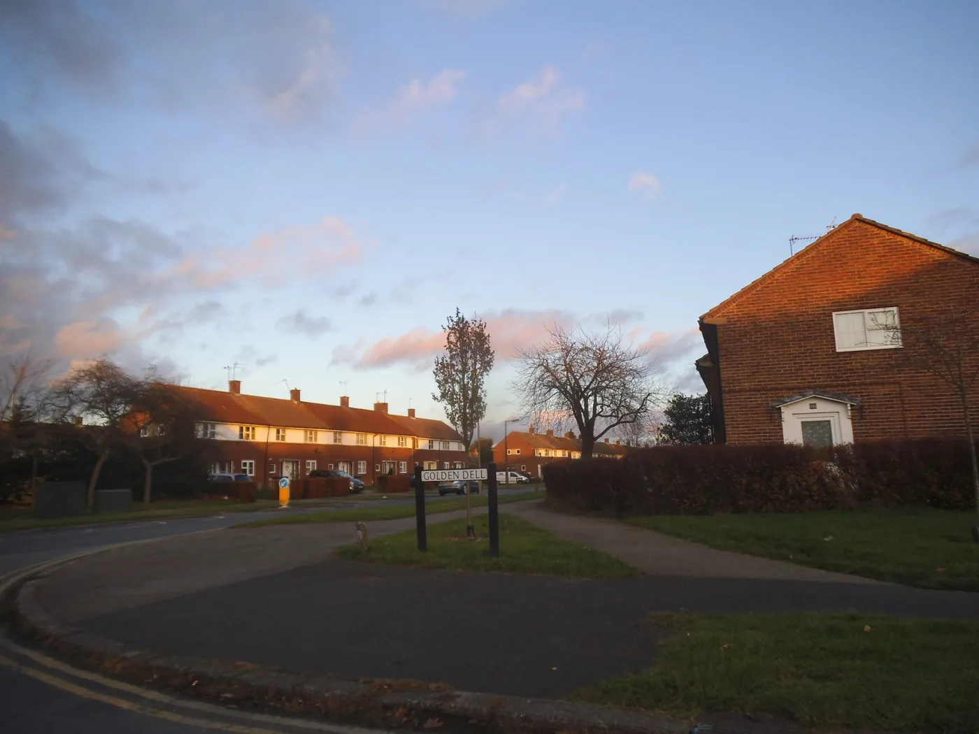 Houses at the junction of Golden Dell and Howlands, Welwyn Garden City. The photo does not show the Howlands House site.